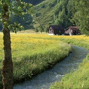Weg der Schoepfung idyllischer Bauernhof auf dem Weg ins Muotathal