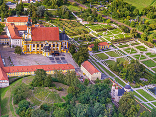 Luftbildaufnahme vom Kloster Neuzelle samt rekonstruierten Barockgarten