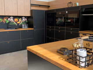 Küche schwarz Holz