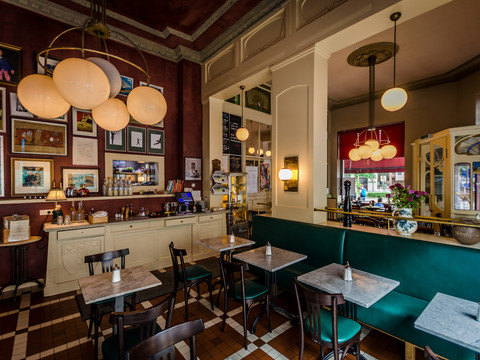 Blick in den Innenraum des französische angehauchten Cafe Maitre.