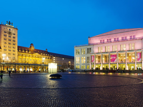 Die Oper auf dem Augustusplatz glänzt in der abendlichen Beleuchtung und ist eine wahre Sehenswürdigkeit der Musikstadt Leipzig, Architektur, Musik, Freizeit, Kultur, Sehenswürdigkeit