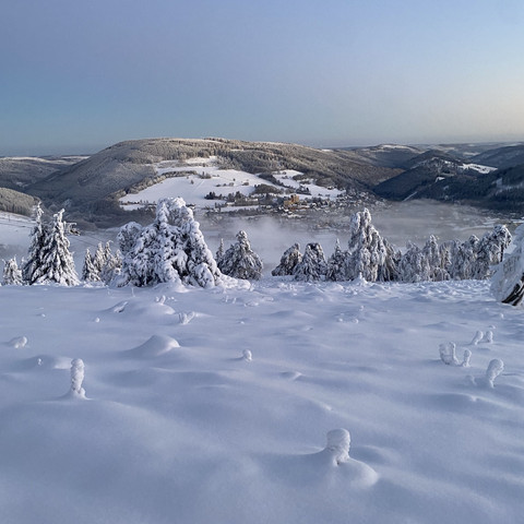 Winterlandschaft auf dem Ettelsberg mit Bergpanorama