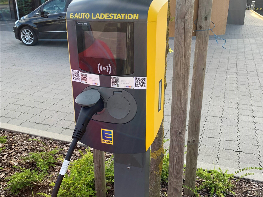 E-Ladestation Edeka Parkplatz
