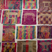 Yee I-Lann: TIKAR/MEJA/PLASTIK (2023), Detailansicht. Pandaus-Gewebe, chemischer Farbstiff, gesammelte Plastikabfälle, Format variabel, Credits: Singapore Art Museum (SAM)