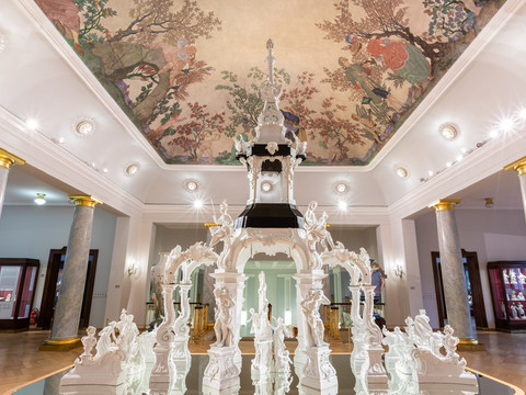 Tafelaufsatz und Deckenmalerei_Museum (C) Meissen Porzellan-Stiftung.jpg