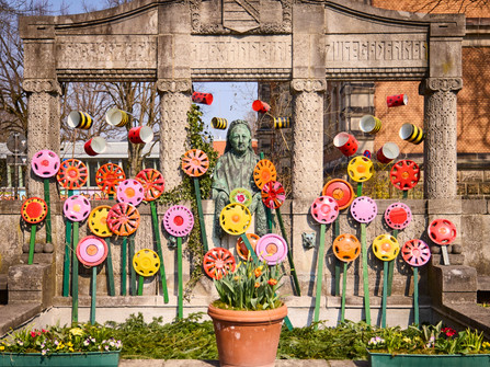 Alexandrinenbrunnen, Ostern