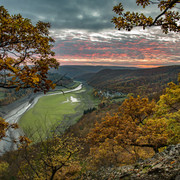 Herbstlicher Sonnenuntergang von einem knorrigen Eichenhang