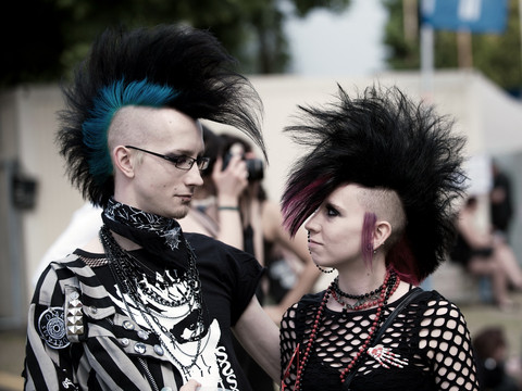 Jennifer Hoffert-Karas5 www.jenly.de.jpg Zwei Punker mit auffälligen Frisuren und Nietenbekleidung stehen sich draußen gegenüber.