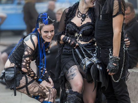 Gustavo.Hochman4.JPG Drei Personen in schwarzer Gothic-Kleidung und dekorativen Accessoires lachen gemeinsam.