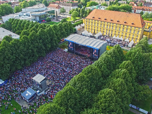 Drone-opname Schlossgarten Open Air Drohnenaufnahme Schlossgarten Open AirDrone shot Schlossgarten Open AirDrone-opname Schlossgarten Open Air