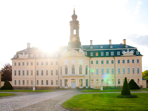 Hubertusburg Castle Wermsdorf Gevel van kasteel Hubertusburg in Wermsdorf bij zonsondergang, prachtige barokke architectuur.