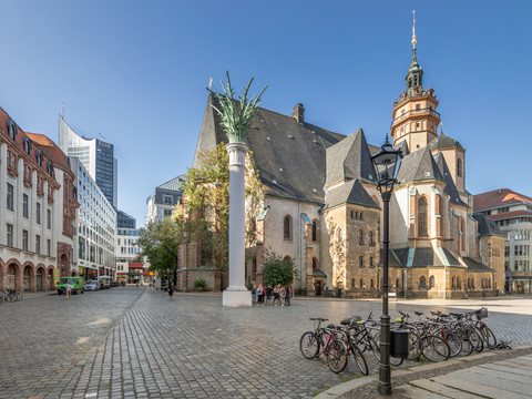 Nikolaikirche Leipzig with Notenspur - Zajímavá místa v Lipsku Pohled na Nikolajský kostel a Nikolajský sloup na Nikolajském hřbitově, kde se konaly mírové modlitby, které vedly k mírové revoluci, kulturní instituce, historie Lipska, památky.