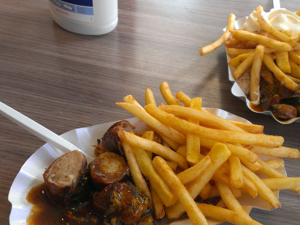 Currywurst Pommes
