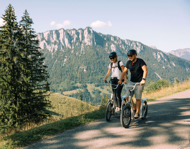 Des descentes en trottinette amusantes au Wiriehorn Spassige Trottinettfahrten am Wiriehorn