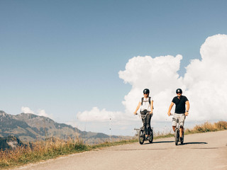 Faire de la trottinette au Wiriehorn Trottinettfahren am Wiriehorn