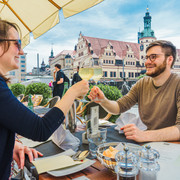 Weinstock Leipzig - Gastronomie in Leipzig Ein junges Paar sitzt auf dem Freisitz des Restaurants Weinstock am Markt Leipzig und genießt gute Küche und leckeren Wein, Freizeit, Gastronomie, KulinarikMladý pár sedí na terase restaurace Weinstock na tržním náměstí v Lipsku a vychutnává si dobré jídlo a lahodné víno, volný čas, gastronomie, kuchařské uměníA young couple sits on the patio of the Weinstock Restaurant at Leipzig Market Square enjoying good food and delicious wine, leisure, eating out, cuisineUn jeune couple est assis sur la terrasse du restaurant Weinstock sur la place du marché de Leipzig et savoure un bon plat et un délicieux vin, Loisirs, Gastronomie, Art culinaireMłoda para siedzi w części zewnętrznej restauracji Weinstock na rynku w Lipsku, zajada się dobrym jedzeniem i delektuje pysznym winem, czas wolny, gastronomia, kulinaria