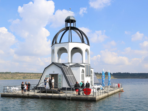 VINETA auf dem Störmthaler See - Sehenswürdigkeiten im Leipziger Neuseenland Blick auf die schwimmende Kulturinsel VINETA auf dem Störmthaler See mit einem frisch vermähltem Ehepaar und blauem Himmel, Veranstaltungen, Leipziger Neuseenland, Schifffahrt