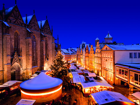 Weihnachtsmarkt 2013(c) Detlef Heese.jpg Weihnachtsmarkt in winterlicher Atmosphäre mit hell erleuchteten Ständen und einer historischen Kirche.Christmas market in a wintry atmosphere with brightly lit stalls and a historic church.Kerstmarkt in een winterse sfeer met helder verlichte kraampjes en een historische kerk.