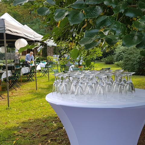 Champagne reception in the garden Sektempfang im Garten des Carl-Maria-von-Weber-MuseumsChampagne reception in the garden of the Carl Maria von Weber Museum