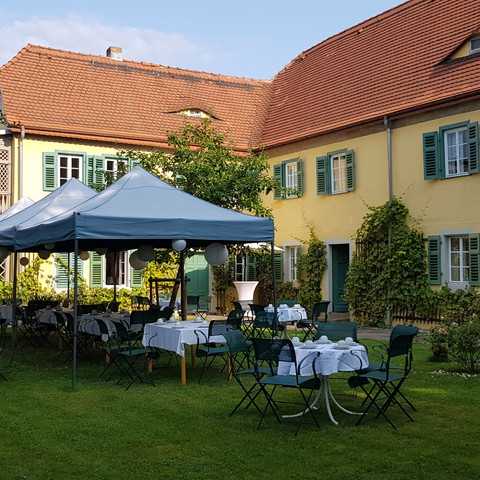 Event in the garden Veranstaltung im Garten des Carl-Maria-von-Weber-MuseumsEvent in the garden of the Carl Maria von Weber Museum