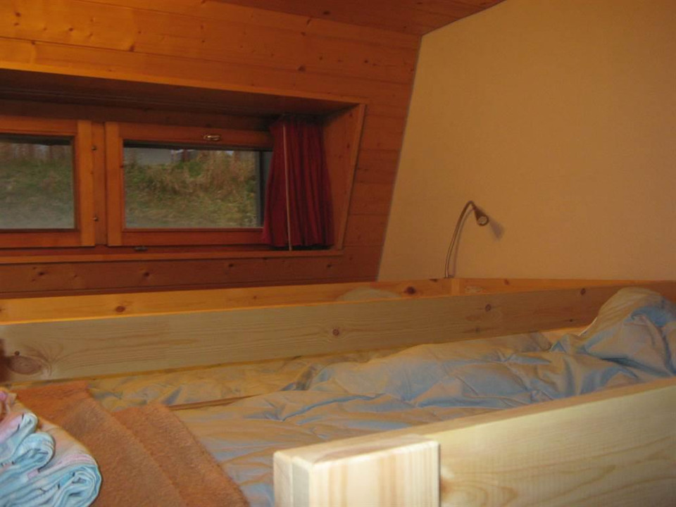 Zwei Etagenbetten im Kinderzimmer