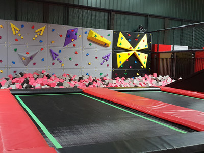 Indoorspielplatz Känguroom - Cliffhanger - Kletterwand mit Schnitzelbecken