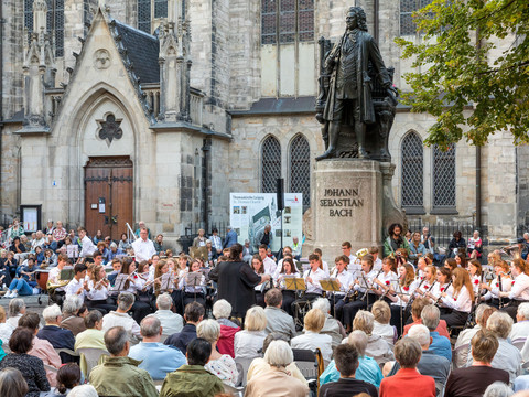 Vor dem Bach-Denkmal findet ein klassisches Konzert vor dem Bach-Denkmal im Thomaskirchhof statt.