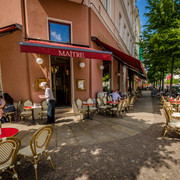 Café Maître - Cafés in Leipzig Blick auf den sonnigen Freisitz des Café Maître mit roten Tischdecken an der Karl-Liebknecht-Straße, freizeit, kaffeehaus, gastronomieView of the sunny outdoor seating area at Café Maître in Karl-Liebknecht Strasse with red tablecloths, leisure, coffee house, eating outSpojrzenie na opromienione słońcem rozstawione na zewnątrz czerwone stoliki przy Café Maître przy Karl-Liebknecht-Straße, czas wolny, kawiarnia, gastronomiaPohled na prosluněné venkovní posezení kavárny Café Maître s červenými ubrusy na ulici Karl-Liebknecht-Straße, volný čas, kavárna, gastronomieVue sur la terrasse ensoleillée du Café Maître avec ses nappes rouges dans la rue Karl Liebknecht, loisirs, café, gastronomie