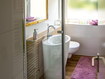 lichtdurchflutetes Badezimmer im Gästeappartement Hoppe in Salzgitter-Bad