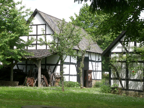 Bergisches Museum für Bergbau, Handwerk und Gewerbe <p>Fachwerkhäuser in grüner Landschaft bei Bergisch Gladbach, umgeben von Bäumen und Wiese.</p>