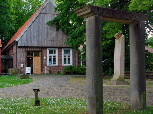 Sandsteinmuseum Aussenansicht mit Tor und Skulptur Sandsteinmuseum Aussenansicht mit Tor und Skulptur