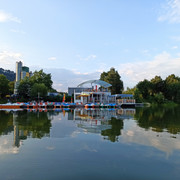 Wasserinn_freizeitgelaene_ahlemeyer.jpg Auf einem See schwimmendes Restaurant mit angelegten Tretbooten