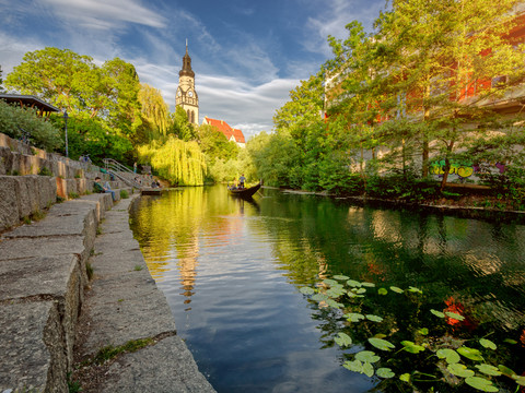 Gondel am Karl-Heine-Kanal - Wasserstadt Leipzig Vom Ufer des Karl-Heine Kanals kann man eine Gondelfahrt beobachten, Wasserstadt Leipzig, Gondel