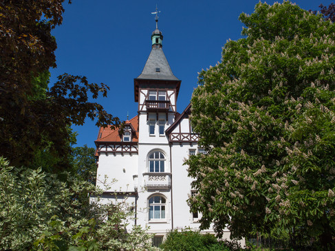 Museum Villa Stahmer in Georgsmarienhütte Historische villa van het Museum Villa Stahmer, omgeven door park en oude bomen.