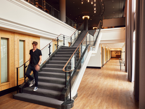 Stairs to the conference level of the c/o56 Treppe zur Tagungsebene des c/o56Stairs to the conference level of the c/o56Schody do konferenční úrovně c/o56Schody na poziom konferencyjny c/o56Trap naar het conferentieniveau van c/o56Scale per il livello conferenze del c/o56