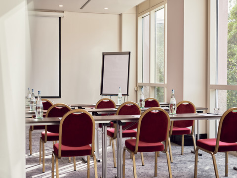 Small meeting room with parliamentary seating Kleiner Tagungsraum mit ParlamentsbestuhlungSmall meeting room with parliamentary seatingMalá konferenční místnost s parlamentním zasedacím pořádkemMała sala konferencyjna z siedzeniami parlamentarnymiKleine vergaderzaal met parlementaire zitplaatsenPiccola sala conferenze con posti a sedere parlamentari