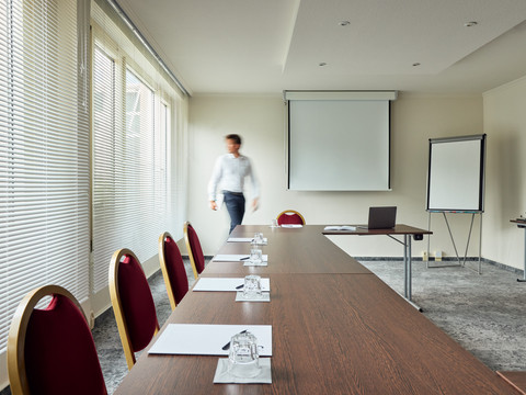 Small meeting room with U-shaped seating Kleiner Tagungsraum mit Bestuhlung in U-FormSmall meeting room with U-shaped seatingMalá konferenční místnost se sedadly ve tvaru UMała sala konferencyjna z siedzeniami w kształcie litery UKleine vergaderruimte met U-vormige stoelenPiccola sala conferenze con posti a sedere a U