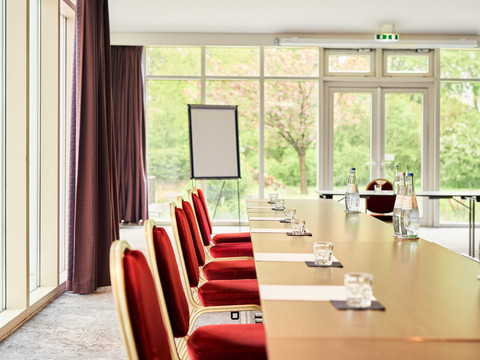 Large meeting room with daylight Großer Tagungsraum mit TageslichtLarge meeting room with daylightVelká konferenční místnost s denním světlemDuża sala konferencyjna z dostępem do światła dziennegoGrote vergaderzaal met daglichtAmpia sala conferenze con luce naturale