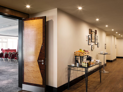 Conference area with view into a room Tagungsbereich mit Blick in einen RaumMeeting area with a view into a roomKonferenční prostor s výhledem do místnostiObszar konferencyjny z widokiem na pokójConferentieruimte met uitzicht in een kamerArea conferenze con vista su una sala