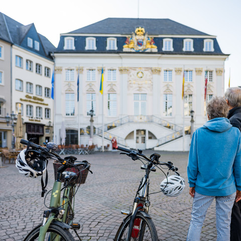 Radfahrer am alten Rathaus in Bonn
