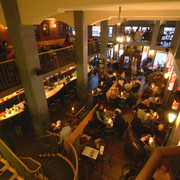 Spizz-Cafe-Bar-Club-Nachtleben-Gastronomie-Marius-Theßenvitz-Leipzig-Travel.jpg Blick in das Spizz in Leipzig. Zwei Etagen mit vielen Tischen und Platz für Gäste, Party, Tanzen, Clubs, Feiern.