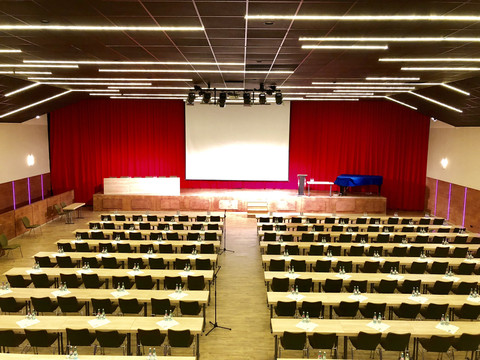 Large hall of the LUXOR in Chemnitz with parliamentary seating Großer Saal des LUXOR zu Chemnitz in ParlamentsbestuhlungLarge hall of the LUXOR in Chemnitz with parliamentary seating