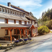 Frontansicht Landhotel Baumwipfel.jpg