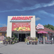 Markant Markt Apen mit Bäckerei Musswessels Der Eingang des Markant Marktes in Apen mit der Bäckerei Musswessels und Gemüseauslagen davor.