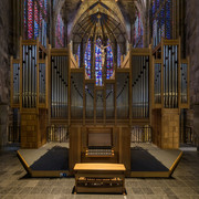 Orgel Frontalansicht der großen Orgel im Aachener Dom und dem Kirchenschiff im Hintergrund.