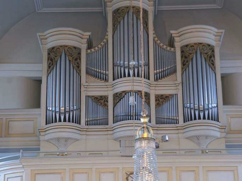 Kreutzbach-Orgel in Stadtkirche St. Nikolai Kreutzbach-Orgel mit prunkvollem Kerzenleuchter in der Stadtkirche St. Nikolai.Kreutzbach organ with magnificent candlestick in the town church of St. Nikolai.Kreutzbachovy varhany s nádherným svícnem v městském kostele svatého Nikolaje.Organy Kreutzbacha ze wspaniałym świecznikiem w miejskim kościele św. Mikołaja.Kreutzbach-orgel met prachtige kandelaar in de stadskerk St Nikolai.Organo Kreutzbach con magnifico candeliere nella chiesa cittadina di San Nicola.