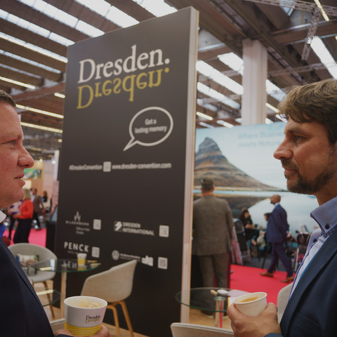 Conversation Gespräch am Stand von Dresden bei der IMEX 2022Conversation at the Dresden stand at IMEX 2022Přednáška na stánku Drážďan na veletrhu IMEX 2022Rozmowa na stoisku Dresden na targach IMEX 2022Gesprek op de stand van Dresden op IMEX 2022Intervento presso lo stand di Dresda all'IMEX 2022