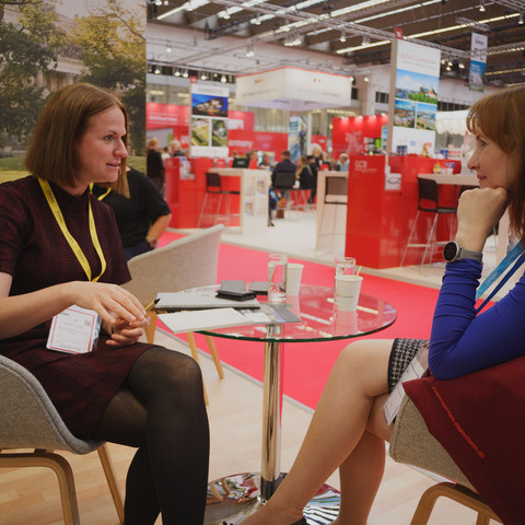 Gespräch Gespräch am Stand von Dresden bei der IMEX 2022Conversation at the Dresden stand at IMEX 2022Přednáška na stánku Drážďan na veletrhu IMEX 2022Rozmowa na stoisku Dresden na targach IMEX 2022Gesprek op de stand van Dresden op IMEX 2022Intervento presso lo stand di Dresda all'IMEX 2022