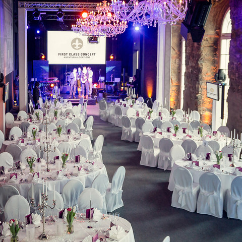 Bankettbestuhlung im Kurländer Palais Bankettbestuhlung im Kurländer PalaisBanquet seating in the Kurländer PalaisBanketové sezení v Kurländerském paláciMiejsca bankietowe w Kurländer PalaisBanket in het Kurländer PalaisPosti a sedere per banchetti nel Palazzo Kurländer