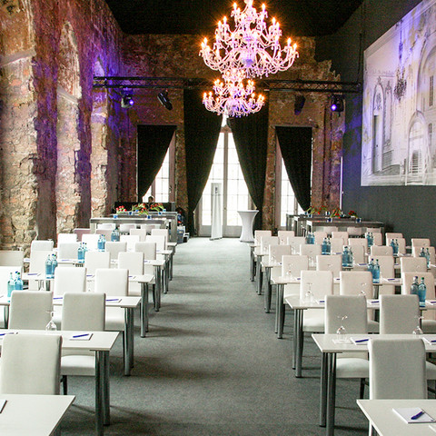 Parliamentary seating in the Kurländer Palais Parlamentarische Bestuhlung im Kurländer PalaisParliamentary seating in the Kurländer PalaisParlamentní zasedání v Kurländerském paláciSiedziba parlamentu w Pałacu KurländeraParlementaire zetels in het Kurländer PaleisI posti a sedere del Parlamento nel Palazzo Kurländer